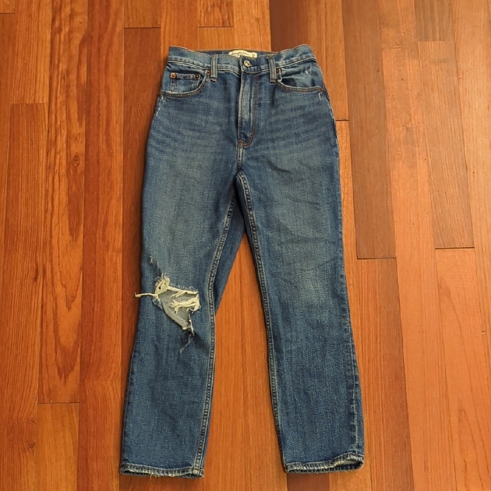 Abercrombie & Fitch Ultra High Rise Ankle Straight Jeans Size 25S Model-off-duty